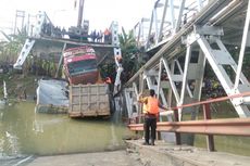 Evakuasi Awal Truk yang Jatuh karena Ambruknya Jembatan Babat-Widang Gagal