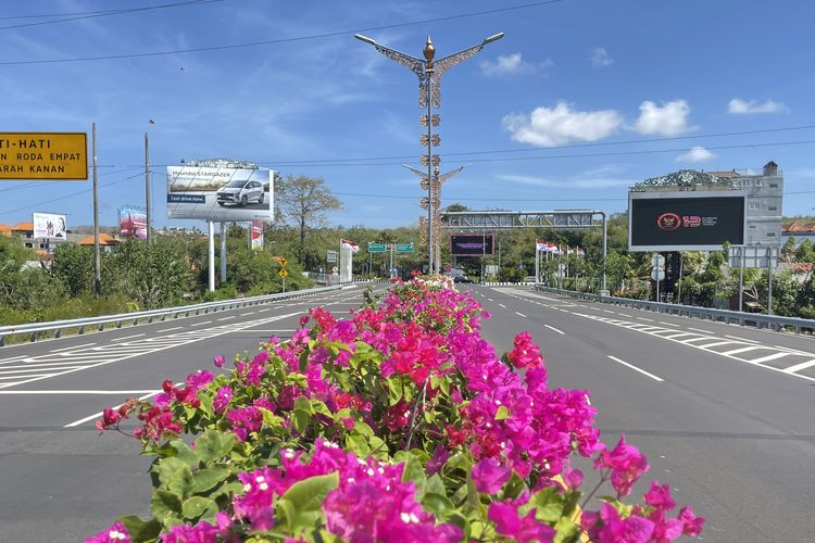 Penampilan Jalan Tol Bali Mandara usai pekerjaan beautifikasi yang menelan dana Rp 80 miliar.