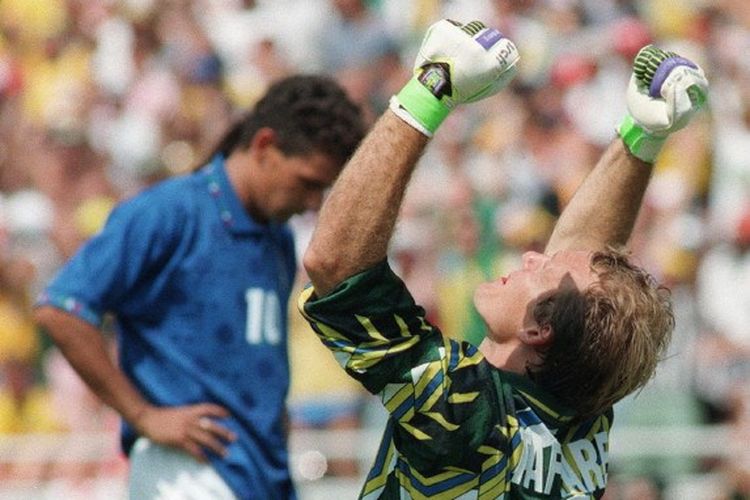 Roberto Baggio (kiri) tertunduk usai tendangan penaltinya melambung pada laga final Piala Dunia 1994. Di lain sisi, kiper Claudio Taffarel merayakan kemenangan Brasil atas Italia dalam pertandingan yang digelar di Stadion Rose Bowl, Pasadena, Amerika Serikat, 17 Juli 1994. Brasil mengalahkan Italia untuk meraih gelar Piala Dunia keempat mereka.