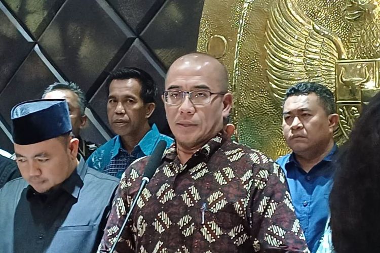Ketua KPU Hasyim Asy'ari saat memberikan keterangan untuk menanggapi putusan DKPP yang menjatuhkan sanksi pemecatan terhadapnya, Rabu (3/7/2024) di kantor KPU RI, Jakarta Pusat.