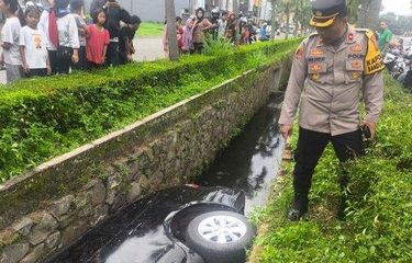 Mobil Tiba-Tiba Nyungsep ke Gorong-Gorong, Sopir di Bandung: Saya ...