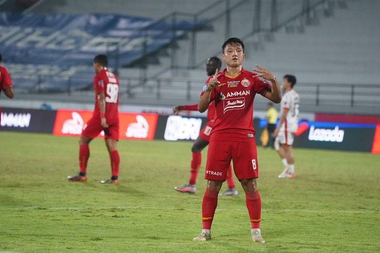 Selebrasi gelandang Persija Jakarta, Syahrian Abimanyu, seusai membobol gawang Borneo FC dalam pertandingan Liga 1 di Stadion Kapten I Wayan Dipta, Gianyar, Bali, Kamis (10/3/2022).