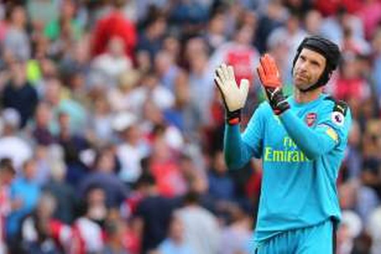 Reaksi penjaga gawang Arsenal, Petr Cech, usai pertandingan melawan FC Liverpool di Stadion Emirates, London, Minggu (14/8/2016), pada pekan pertama Premier League. Arsenal kalah 3-4.