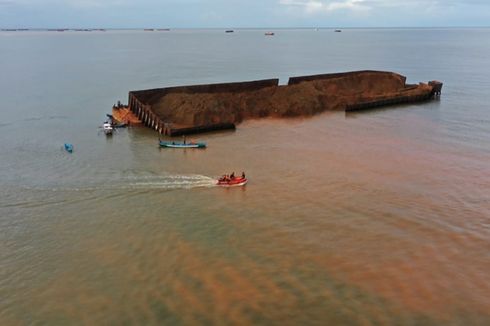 Jangkar Putus, Kapal Tongkang Karam, Tumpahan Biji Nikel Cemari Laut