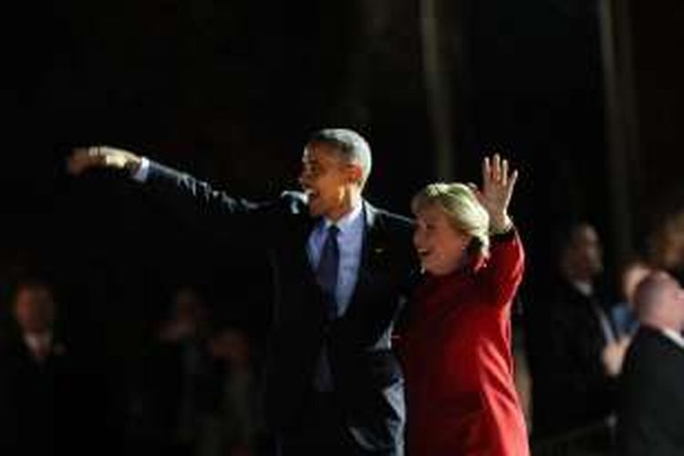 Presiden AS Barack Obama bersama kandidat penggantinya, Hillary Clinton di ajang kampanye terakhir menjelang pemungutan suara, di Philadelphia, AS, Senin malam atau Selasa WIB.