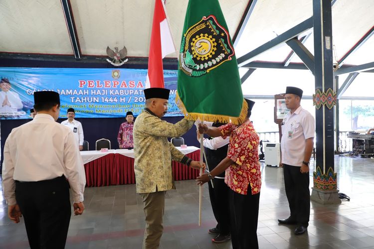 Bupati Purworejo Agus Bastian saat melepas 741 calon haji Kabupaten Purworejo tahun 1444 H di Pendopo Rumah Dinas Bupati Purworejo, Selasa (23/05/2023). 