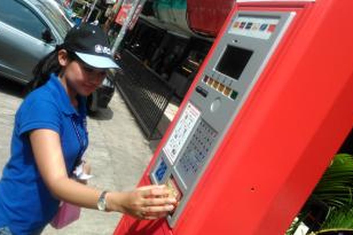 Petugas dari bank rekanan mempraktekkan cara tapping (menempel) kartu di Terminal Parkir Elektronik (TPE) di Jl. Boulevard Raya, Kelapa Gading, Jakarta Utara, Rabu 25/3/2015).
