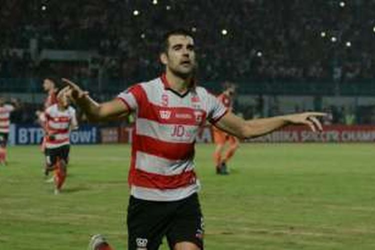 Pablo Rodriquez, striker MU memborong tiga gola kemenangan timnya saat menghadapi Persiba Balikpapan di Stadion Gelora Bangkalan. 
