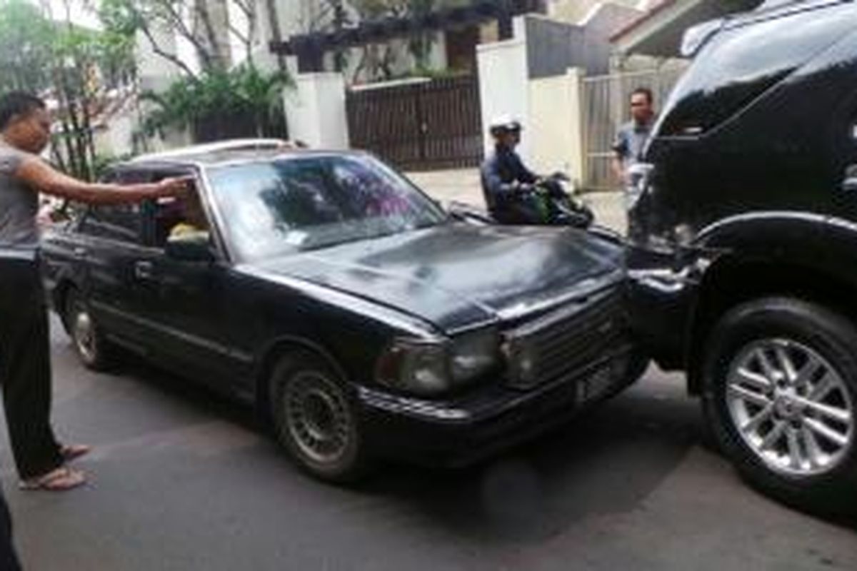 Yan Bosco Delima (64) menabrak mobil polisi yang sedang terparkir di Jalan Brawijaya, Jakarta Selatan, Kamis (24/7/2014).

