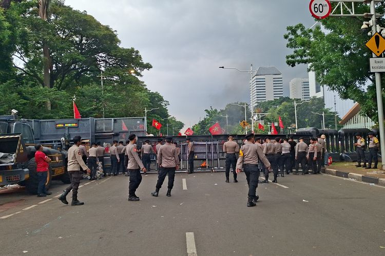 BEM SI Demo Hardiknas, Jalan Medan Merdeka Selatan Jakpus Ditutup