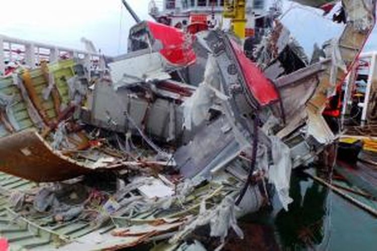 Ekor pesawat AirAsia QZ8501 ditemukan dan diangkat ke kapal Crest Onyx di Selat Karimata, Pangkalan Bun, Kalimantan Tengah, Sabtu (10/1/2015).