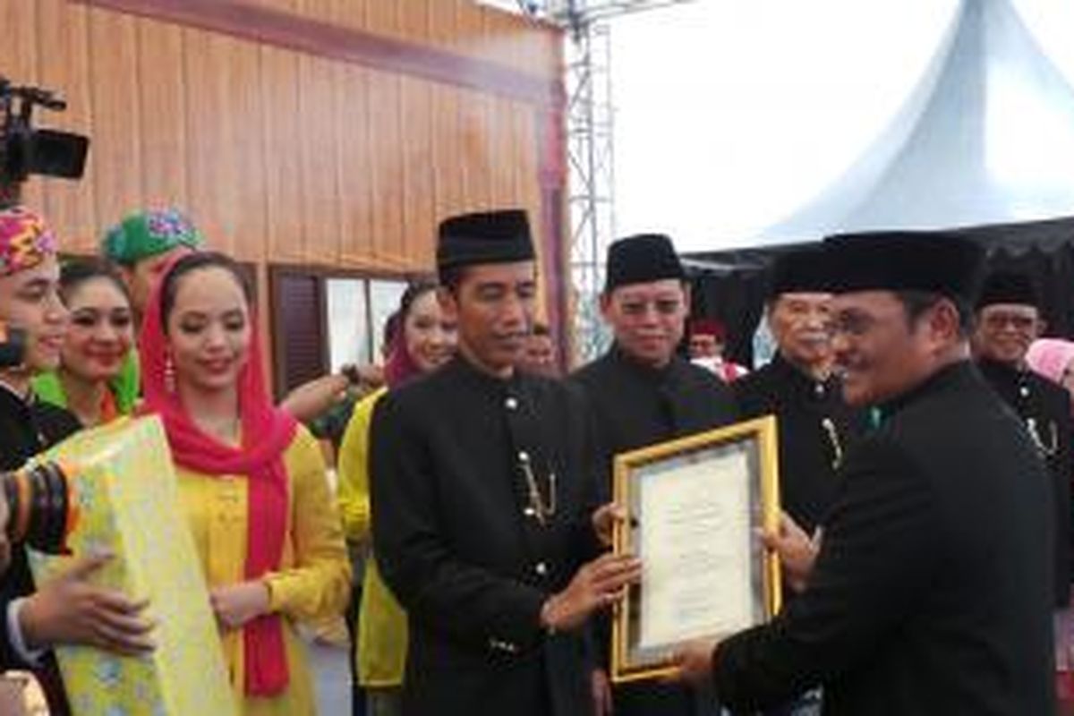 Gubernur DKI Jakarta Joko Widodo (tengah) membuka Lebaran Betawi di Monumen Nasional, Jakarta, Minggu (1/9/2013).