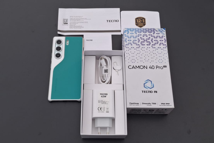 Isi lengkap kotak kemasan Tecno Camon 40 Pro 5G di Indonesia, yang terdiri dari satu unit ponsel, adapter charger 45 watt, kabel USB-A to USB-C, sim ejector tool, hard case, kartu garansi, dan kertas petunjuk pengguna. 