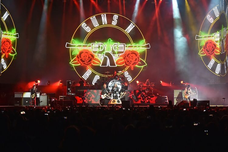 Band rock Guns N Roses tampil di festival musik 2016 Coachella Valley Music & Arts Festival Weekend 2 yang digelar di Empire Polo Club, Indio, California, pada 23 April 2016.
