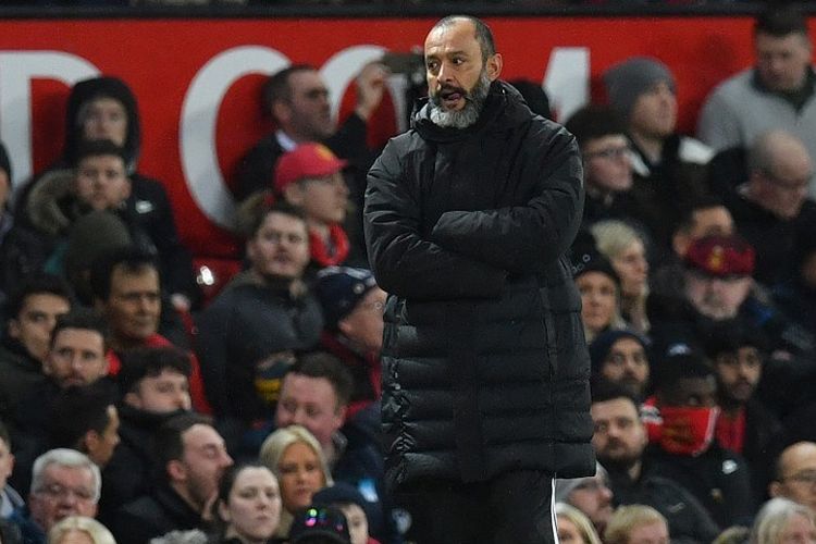 Pelatih Wolverhampton Wanderers, Nuno Espirito Santo menyaksikan para pemainnya dari touchline selama pertandingan sepakbola putaran ketiga Piala FA Inggris antara Manchester United dan Wolverhampton Wanderers di Old Trafford di Manchester