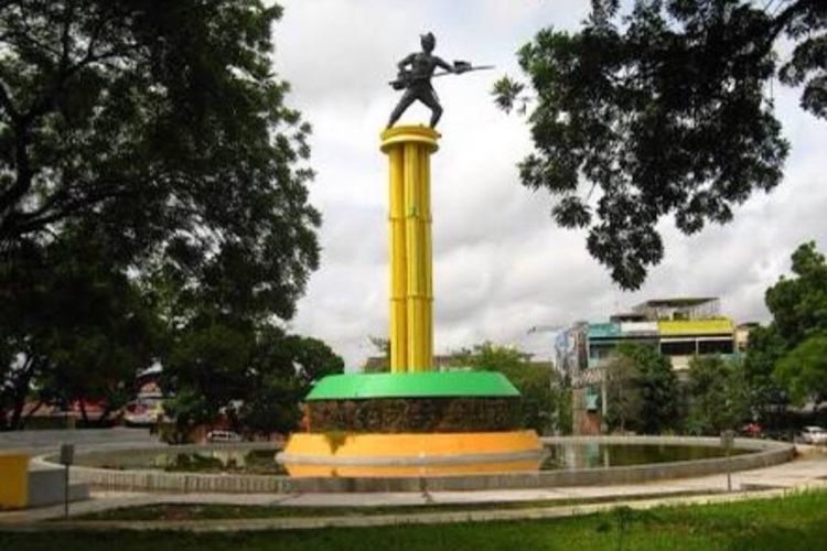 Tugu Juang Jambi terletak di Jalan Kol Abunjani, Sipin, Kota Jambi.