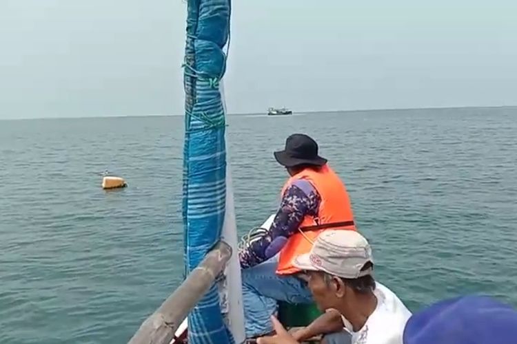 Detik-detik anggota Satpolairut Polres Situbondo mengamankan nelayan asal Probolinggo yang melanggar zona tangkapan ikan di Perairan Situbondo pada Selasa (16/1/2024).