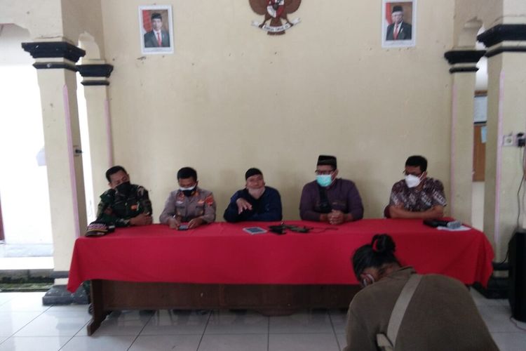 Penyelesaian kasus dugaan perusakan batu nisa di pemakaman muslim dilakukan secara kekeluarga di Balai Desa Polokarto, Sukoharjo, Kamis (23/9/2021).