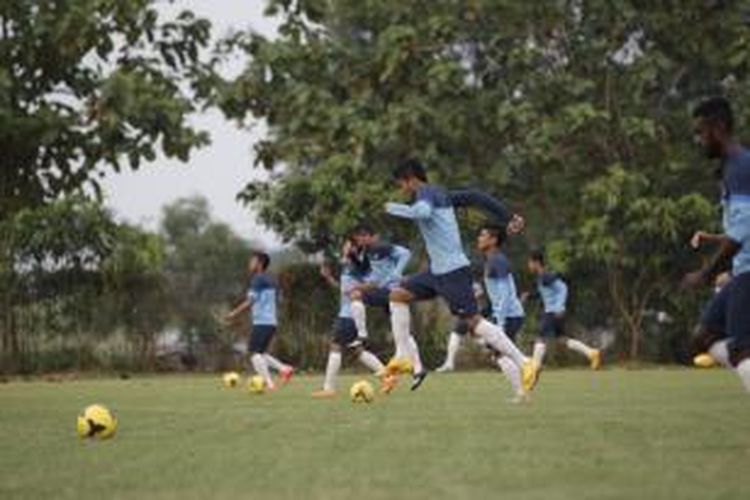 Timnas U-19 melakukan sesi latihan di lapangan Sutasoma, Halim Perdanakusuma, Jakarta Timur, Senin (8/9/2014). Latihan ini untuk persiapan di Piala Asia U-19 yang digelar di Myanmar pada 9-23 Oktober 2014. Timnas U-19 akan bersaing dengan Australia, Uni Emirat Arab, dan Uzbekistan pada babak penyisihan Grup B. 
