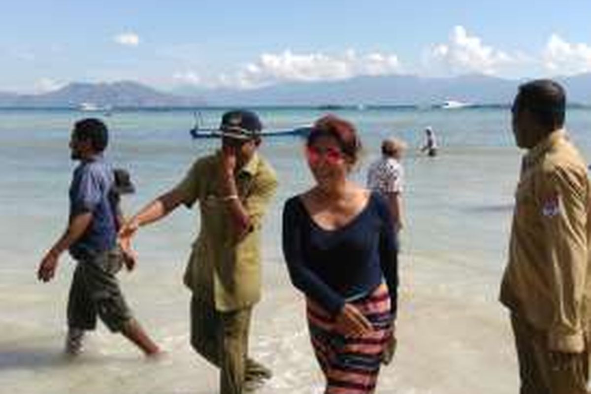 Menteri Kelautan dan Perikanan Susi Pudjiastuti tiba di Desa Babukerong, Lembata, NTT, Sabtu (11/6/2016). Susi mendapat kain Kewatek dan disambut Tarian Pedang.