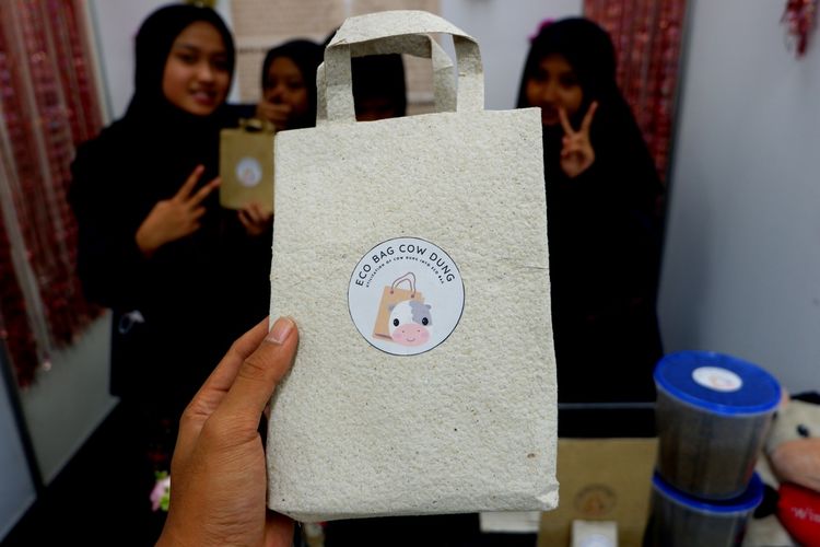 Ecobag Cowdung, produk inovasi siswa SMP Islam Cendekia Cianjur, Jawa Barat, yang berhasil menyabet medali emas di ajang lIndonesia International Invention Expo (IIIEX) 2022.