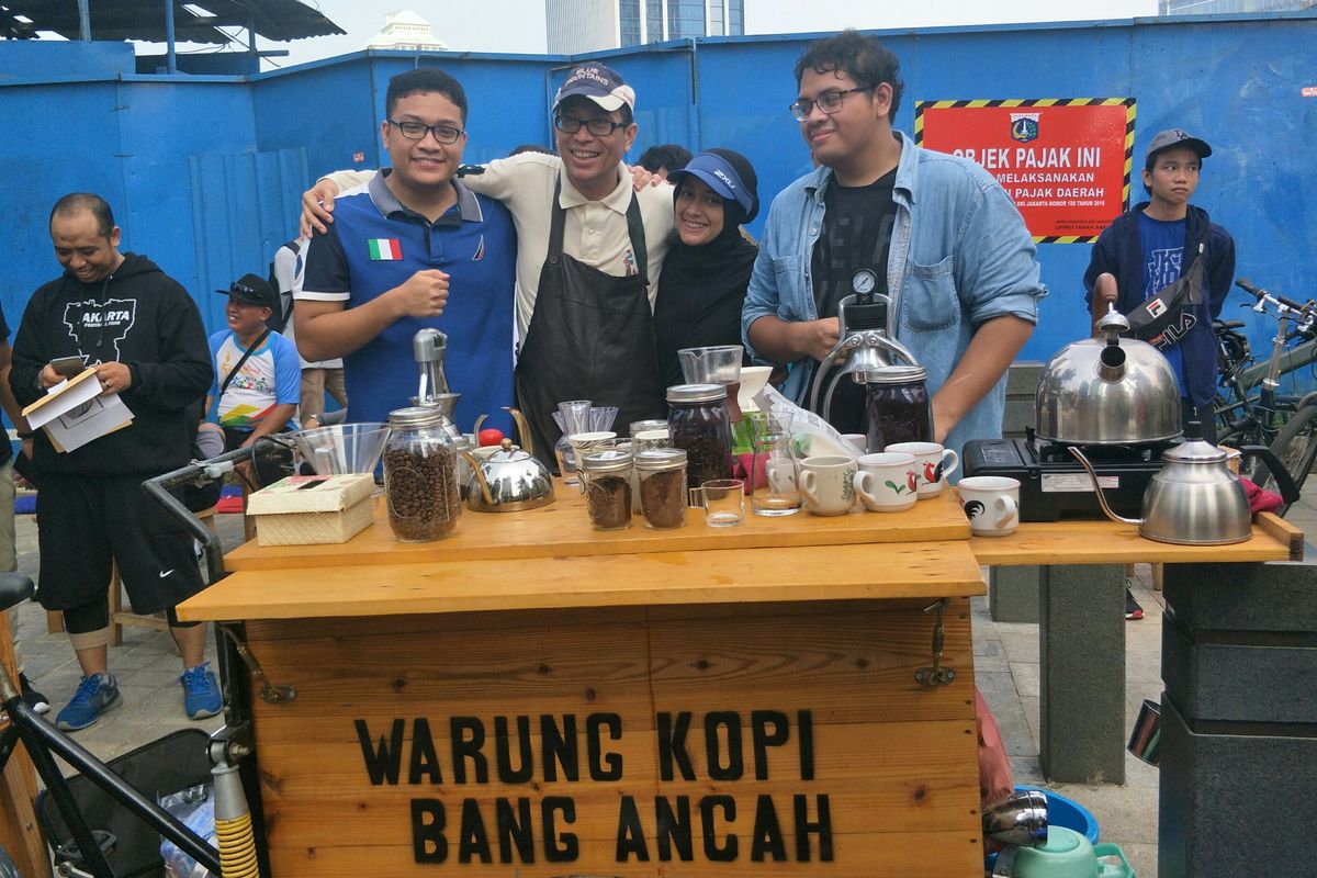 Calon wakil gubernur (cawagub) DKI Jakarta dari Partai Keadilan Sejahtera (PKS) Nurmansjah Lubis (kedua dari kiri) dan anak-anaknya membuka warung kopi di trotoar area car free day (CFD), Jalan Jenderal Sudirman, Jakarta Pusat, Minggu (26/1/2020). Dalam kesempatan itu, Nurmansjah bersosialisasi dengan warga Jakarta.