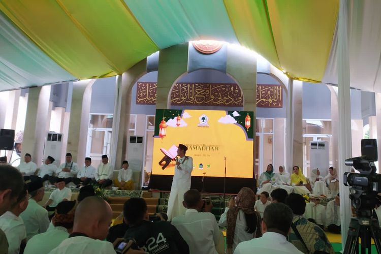 Ketua Bidang Dakwah dan Ukhuwah Majelis Ulama Indonesia (MUI) Cholil Nafis dalam pengajian akbar keluarga besar Partai Golkar menyambut bulan suci Ramadan di Kantor DPP Partai Golkar, Jalan Anggrek Nelly Murni, Jakarta Barat, Minggu (19/3/2023).