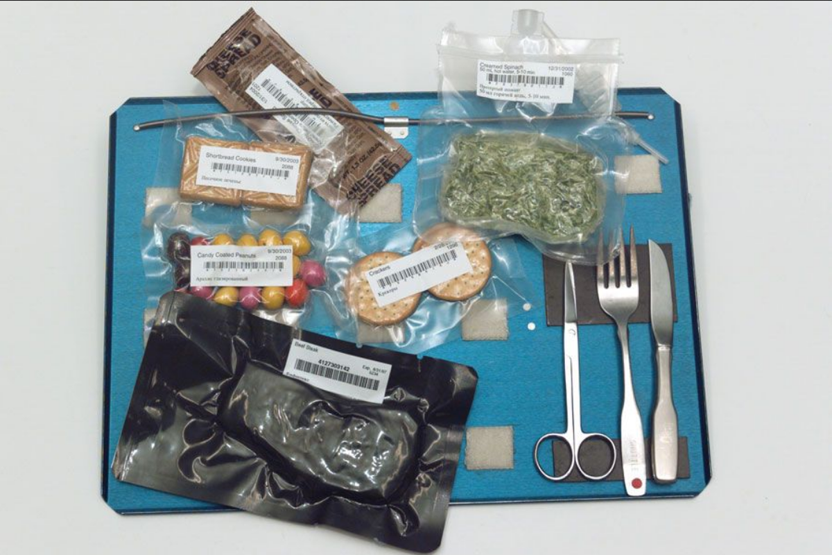 Satu set makanan astronot yang dikonsumsi dalam misi luar angkasa jangka pendek.