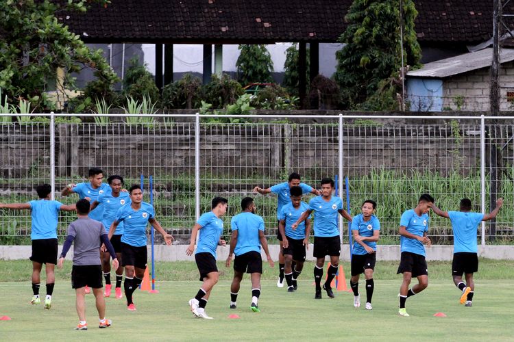 Pemain Timnas Indonesia latihan persiapan ujicoba melawan Timor Leste dalam rangka FIFA Matchday di Stadion Gelora Samudra Kuta, Bali, Rabu (26/1/2022) sore.