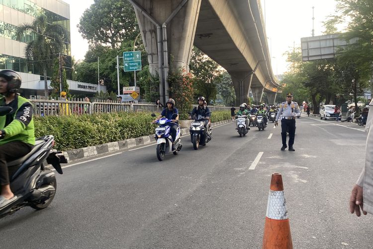 Jalan Kapten Tendean Arah Pancoran Dibuka Satu Jalur Usai JPO Ditabrak Truk Dibongkar