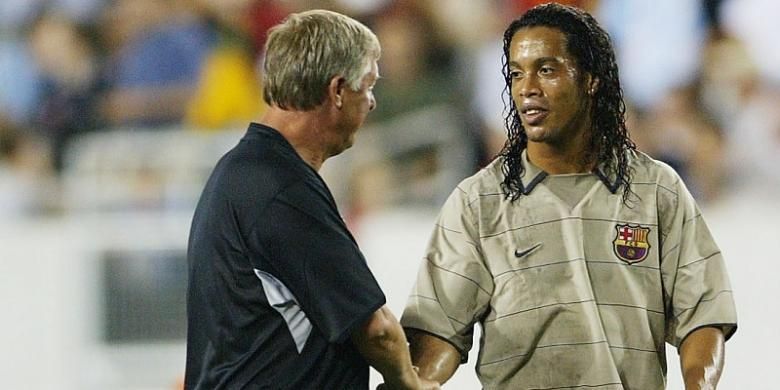 Pesepak bola asal Brasil, Ronaldinho (kanan), berbincang dengan eks Manajer Manchester United, Sir Alex Ferguson, usai laga antara Barcelona dan Manchester United, di ajang Champions World Series, di Amerika Serikat, 3 Agustus 2003. 