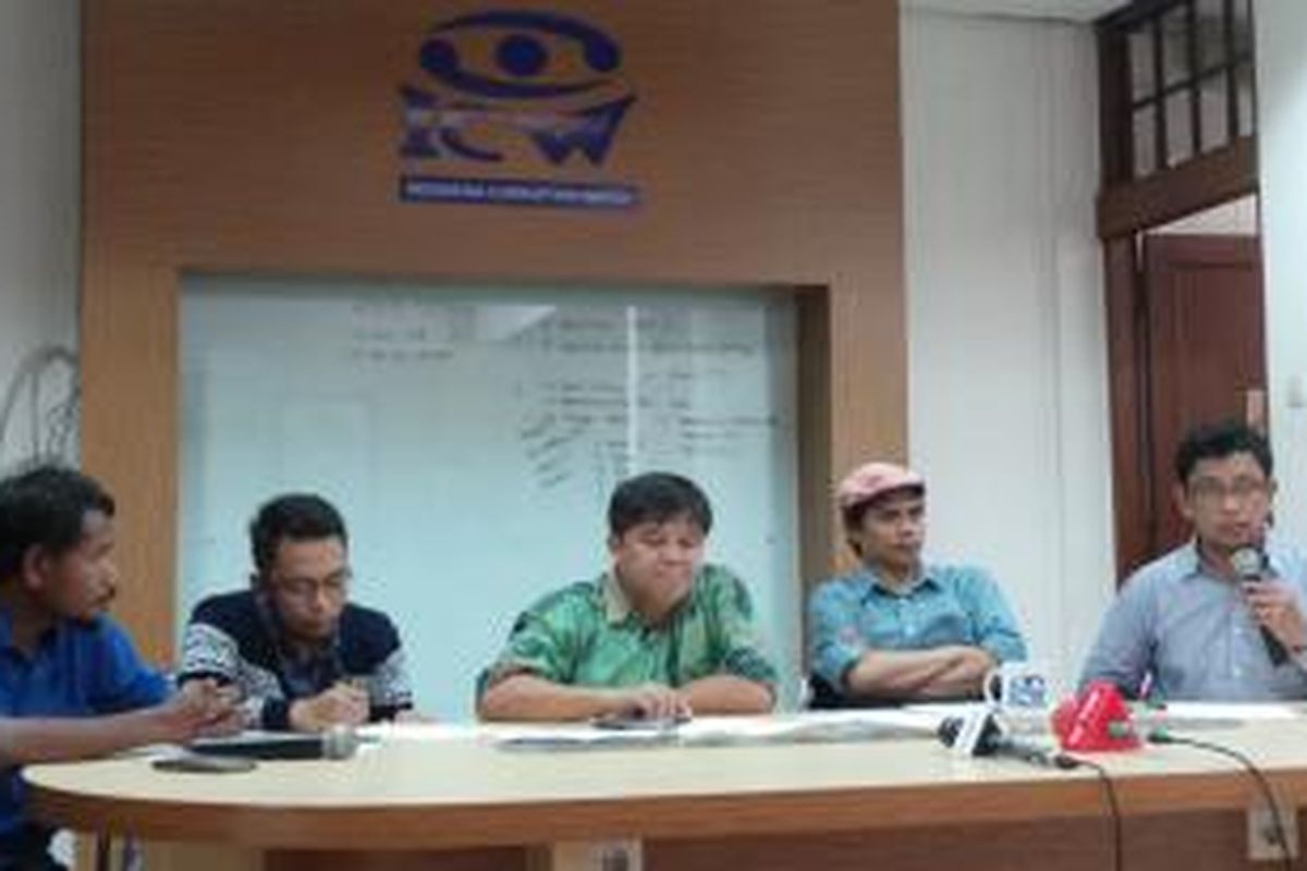 (dari kiri ke kanan) Koordinator Advokasi dan Investigasi FITRA Apung Widadi, Direktur Komite Pemantau Legislatif Indonesia (KOPEL) Syamsudin, Peneliti Indonesia Budget Center (IBC) Roy Salam, dan peneliti Indonesia Corruption Watch (ICW ) Abdullah Dahlan, di Kantor ICW, Minggu (29/11/2015).