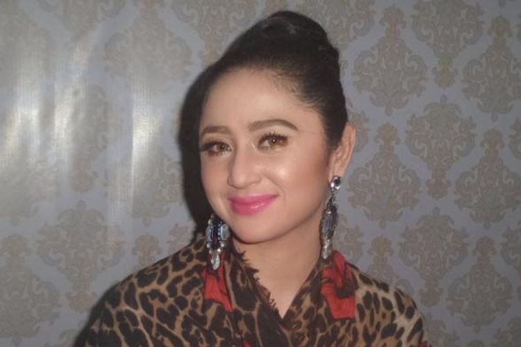 Dewi Perssik dijumpai sesudah tampil dalam acara Kemilau Raya MNCTV 25, di Pintu II TMII, Jakarta Timur, pada Kamis (20/10/2016) malam. 