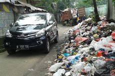 Tak Jauh dari Kecamatan Pulogadung, Sampah Bau Bertumpuk