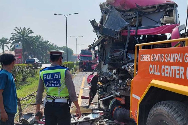 Proses evakuasi kendaraan yang terlibat kecelakaan beruntun di KM 69 Tol Tangerang Merak