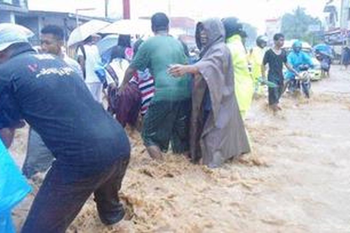 Banjir yang terjadi sejak Rabu (1/8/2012) pagi ini mengakibatkan ribuan rumah warga di hampir semua kawasan di Kota Ambon terendam air. Ketinggian air bahkan mencapai leher orang dewasa. 