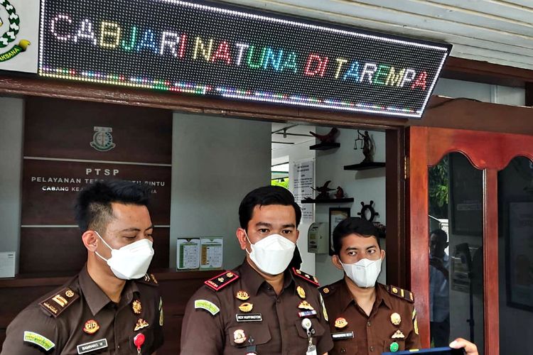 Kepala Cabjari Natuna di Tarempa, Roy Huffington Harahap (tengah) saat menjelaskan tentang tahap dua kasus dugaan korupsi hibah FPK Kabupaten Kepulauan Anambas.