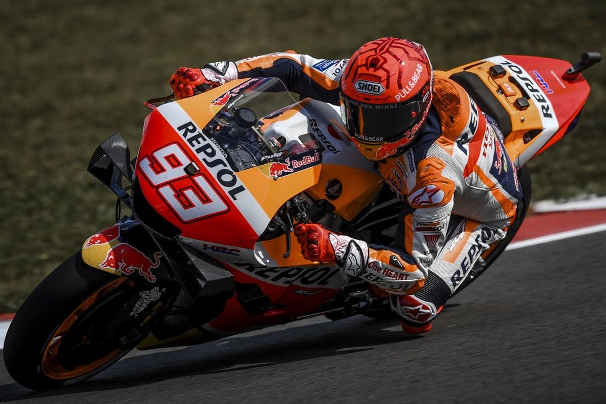 Marc Marquez saat sesi latihan bebas pada MotoGP Portugal 2021. (Photo by PATRICIA DE MELO MOREIRA / AFP)