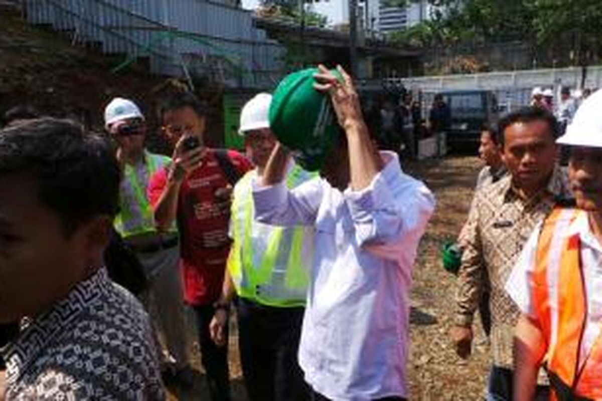 Gubernur DKI Jakarta Joko Widodo (tengah) menghadiri acara groundbreaking megaproyek mass rapid transit (MRT) di Dukuh Atas, Jakarta Pusat, Kamis (10/10/2013).