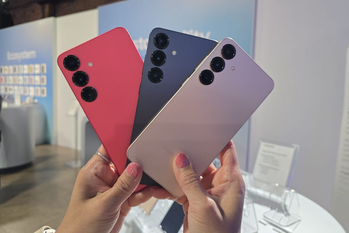 Samsung Galaxy S25 dan Galaxy S25 Plus di Indonesia juga ditawarkan dalam tiga varian warna eksklusif, yaitu Blue Black (warna hitam dengan hint warna biru), Coral Red (warna merah menyala dengan hint warna pink-oranye), dan Pink Gold (warna merah muda pastel).