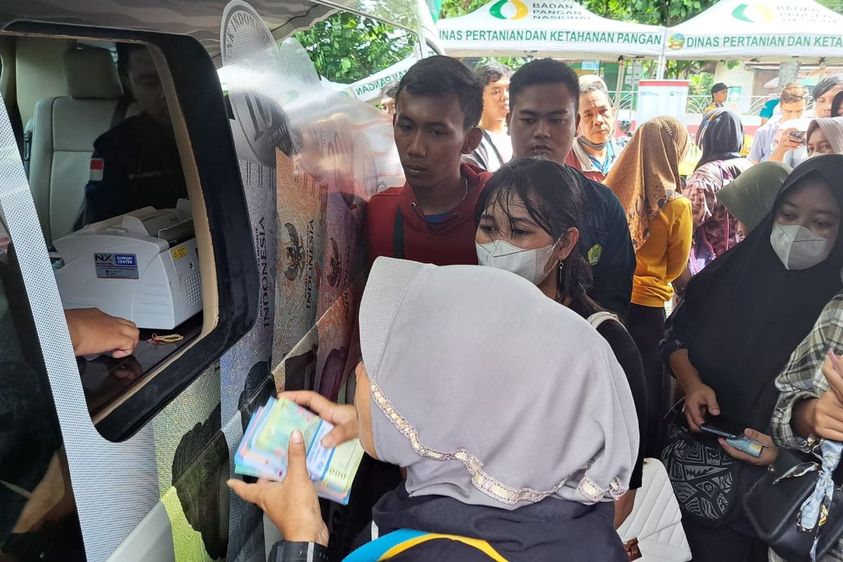 Layanan penukaran uang baru melalui mobil kas keliling di Kantor Kecamatan Karanglewas, Kabupaten Banyumas, Jawa Tengah, Jumat (8/3/2024).