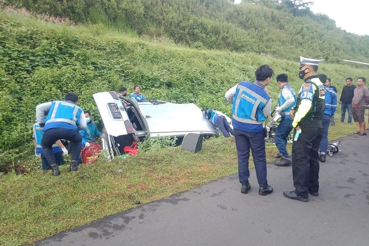 MASUK PARIT--Mobil Toyota Innova masuk parit setelah menabrak truk tronton pengangkut bata bara di di ruas tol Ngawi-Kertosono tepatnya KM 630.200 jalur B Kabupaten Madiun, Jawa Timur, Kamis (16/2/2023). 