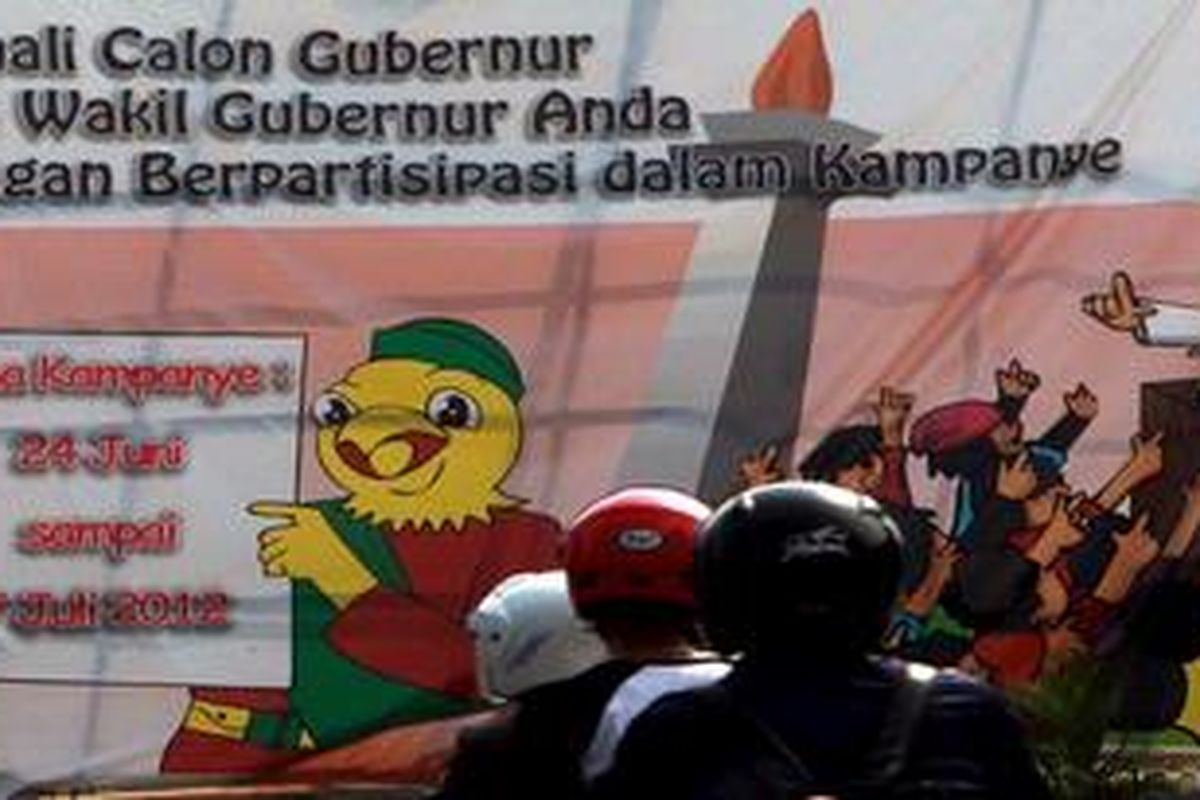 Spanduk Memilih Calon Gubernur -Pengendara kendaraan bermotor melihat sekilas isi dari spanduk yang mengajakan masyarakat DKI Jakarta dan sekitarnya untuk ikut berkampanye agar dapat mengenali calon gubernur yang baik. Spanduk ini terpasang di Jalan Minangkabau, Manggarai, Jakarta, Minggu (10/6/2012) dan banyak terpasang di berbagai tempat untuk menyadarkan masyarakat akan memilih calon gubernur DK Jakarta yang baik.  