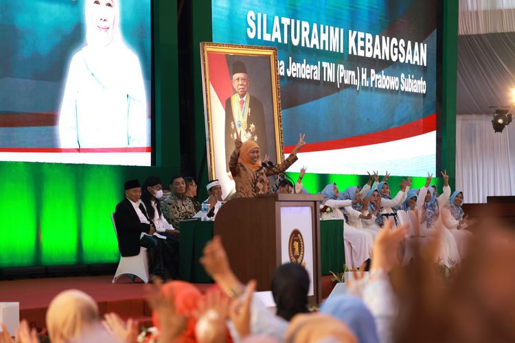 Dewan Pengarah dan Juru Kampanye Nasional (Jurkamnas) Tim Kampanye Nasional (TKN) Prabowo-Gibran, Khofifah Indar Parawansa pada acara silaturahmi kebangsaan bersama muslimat Nahdlatul Ulama (NU) dan unsur-unsur relawan di Padepokan Garuda Yaksa, Hambalang, Bogor, Sabtu, (2/3/2024).