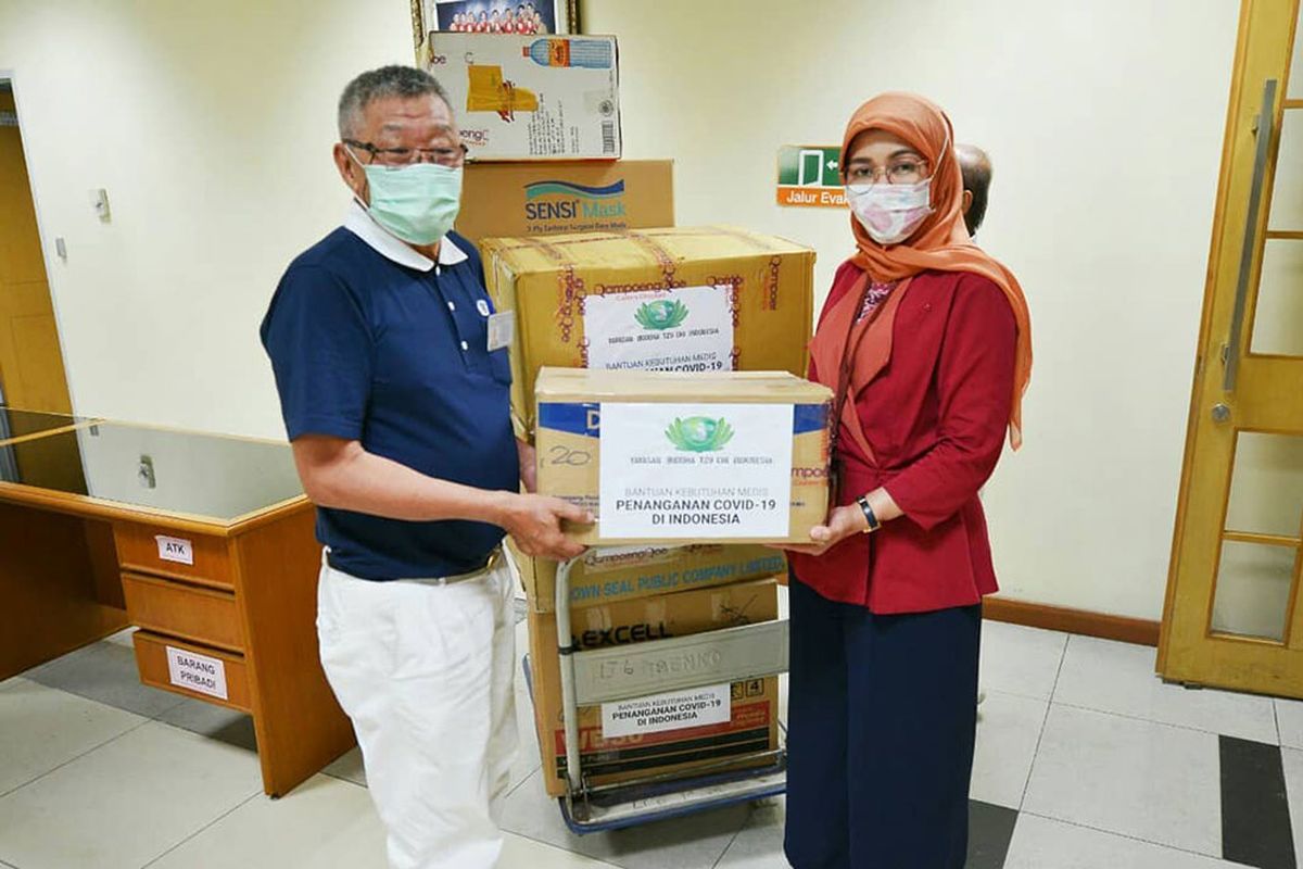 Penyerahan bantuan pengusaha dan Tzu Chi untuk penanganan virus corona