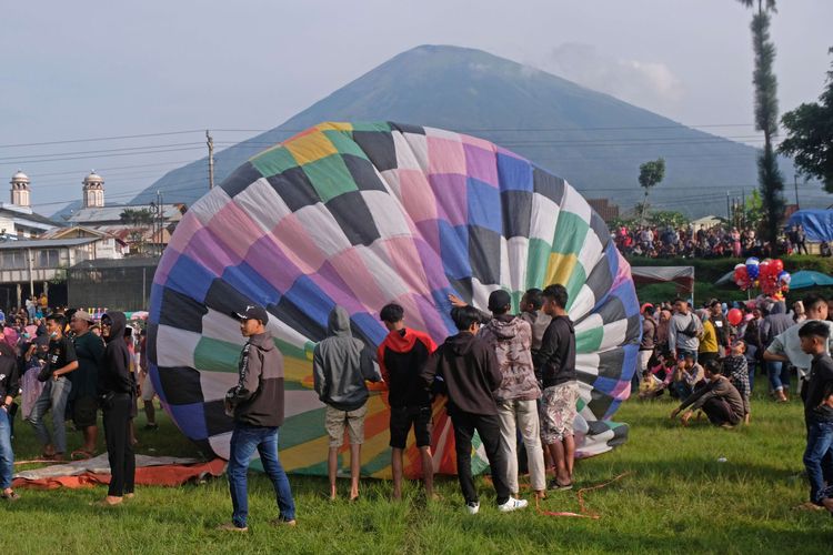 Peserta berusaha menerbangkan balon tradisional saat digelar festival balon udara di lapangan Kledung, Temanggung, Jawa Tengah, Kamis (27/4/2023). Festival balon udara tradisional berbahan kertas tersebut diikuti oleh 37 kelompok peserta dalam rangkaian memeriahkan Lebaran sekaligus untuk mempromosikan wisata di kawasan Temanggung.