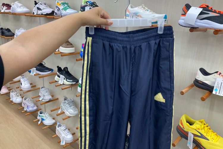 adidas Men Pants Tiro berwarna biru dongker.