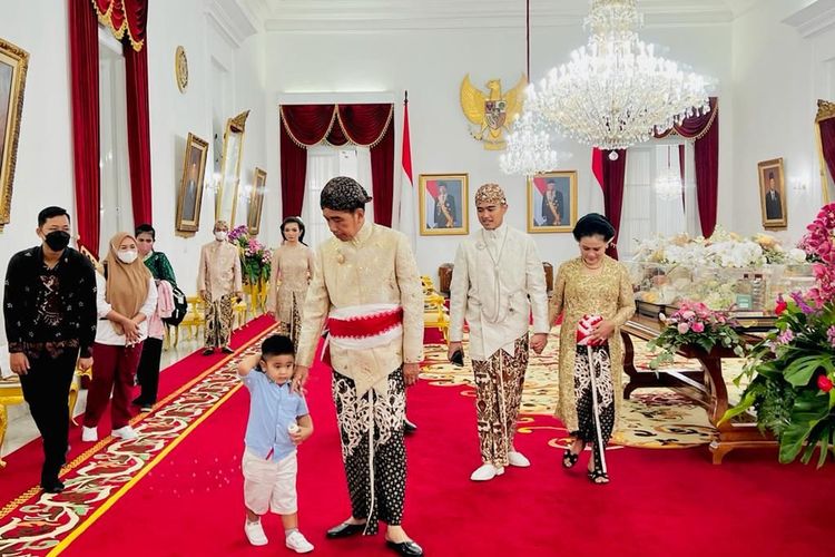 Presiden Joko Widodo dan cucunya, Panembahan Al Nahyan Nasution di Gedung Yogyakarta saat bersiap-siap untuk berangkat menuju lokasi pernikahan Kaesang Pangarep dan Erima Gudono, Sabtu (10/12/2022).