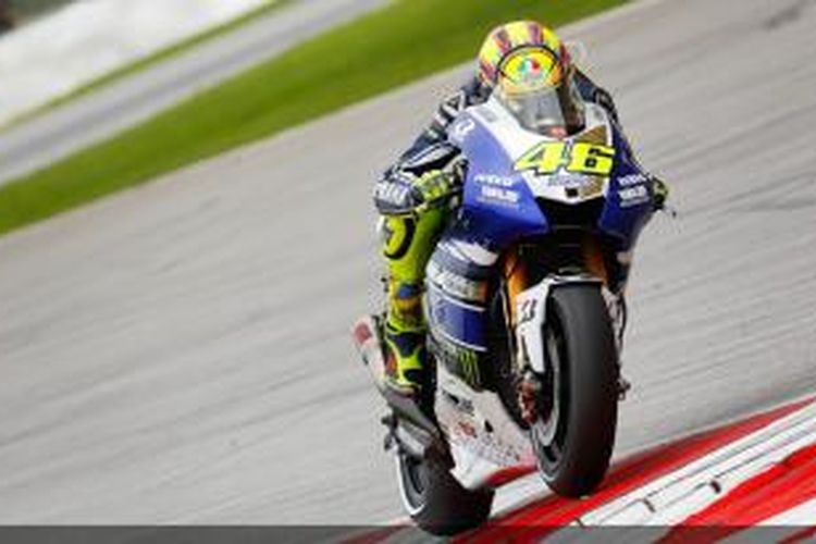 Pebalap Yamaha asal Italia, Valentino Rossi membalap di Sirkuit Internasional Sepang, pada GP Malaysia, Minggu (13/10/2013).