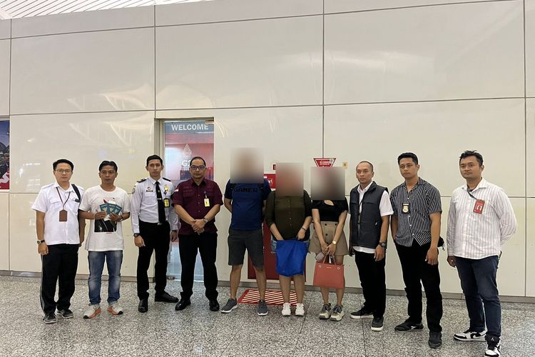Tiga WNI saat diamankan petugas Imigrasi Bandara Ngurah Rai, Bali pada Rabu (26/7/2023). Ketiganya diduga diberangkatkan ke Kamboja sebagai pekerja migran ilegal